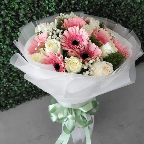 Bright daisy and rose graduation bouquet in Dubai