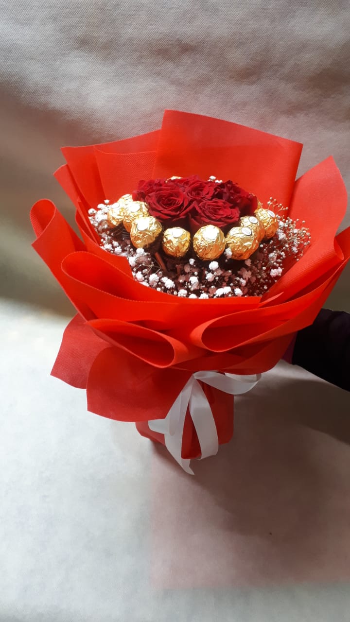 7 Red Rose With Chocolates