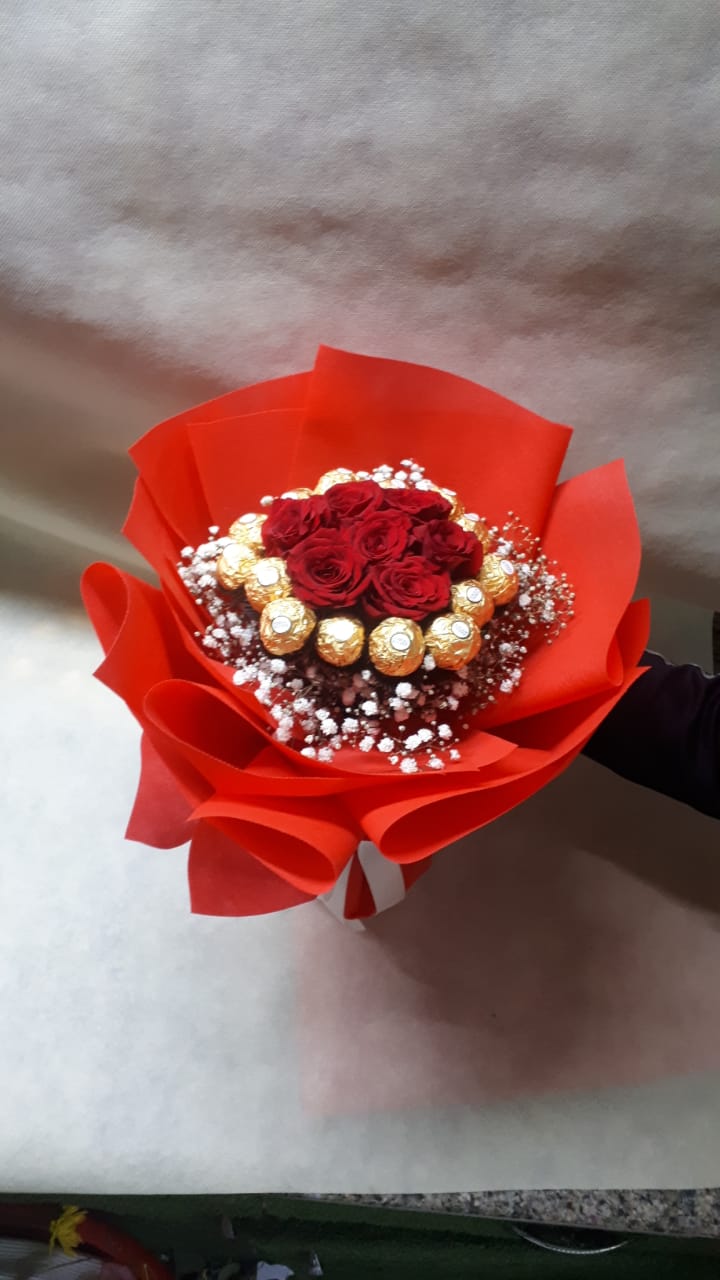 7 Red Rose With Chocolates