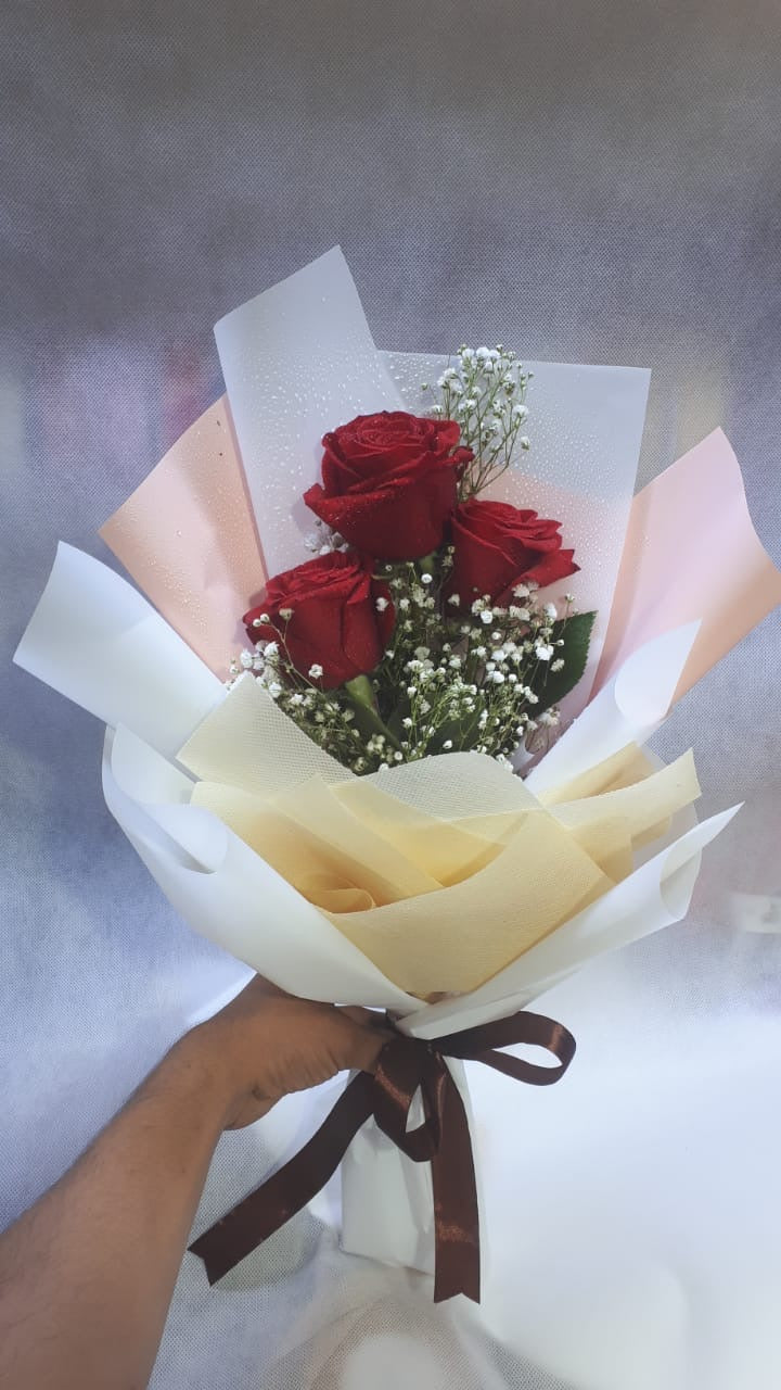 3 Red Rose Bouquet for flower delivery in Dubai, perfect for Valentine’s Day and Birthday, featuring cheap flowers for all occasions