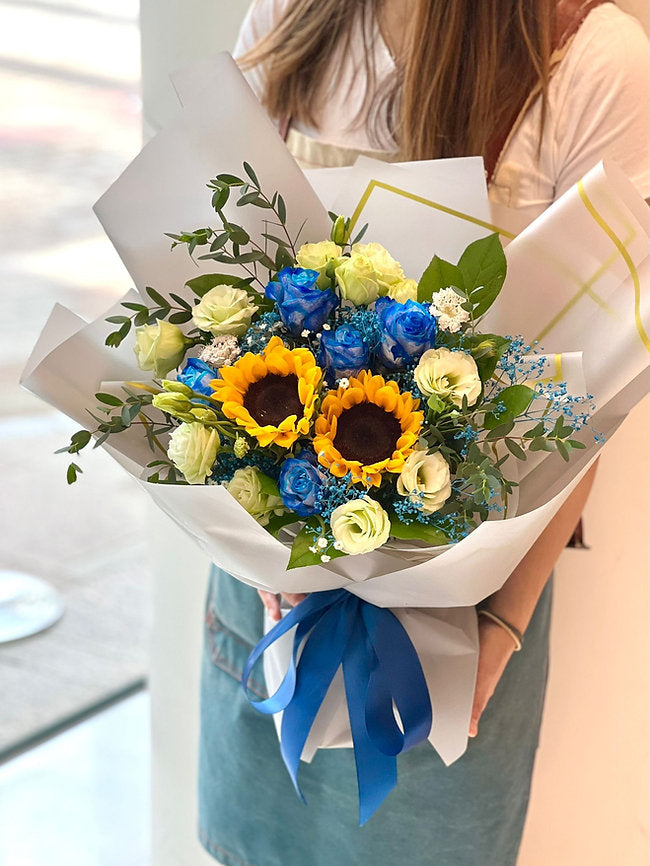 Mix Sunflower and Blue Roses